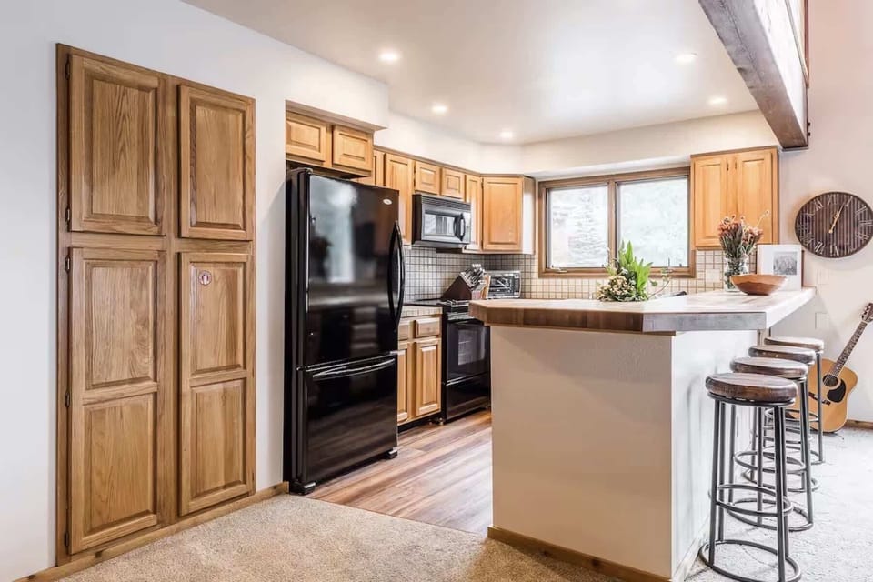 Fully-equipped kitchen w/ breakfast bar for 4, & coffee station!