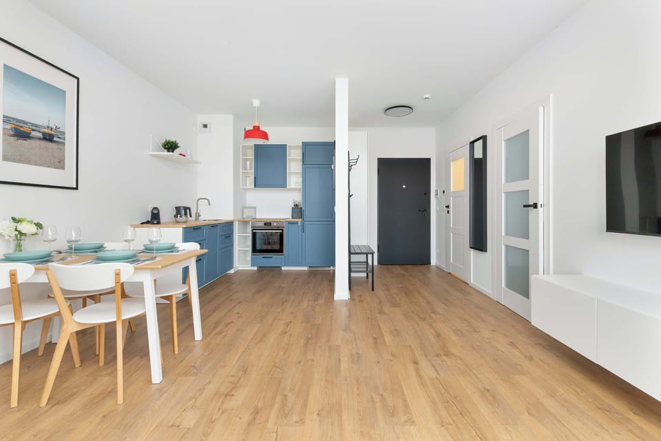 The open layout combining the living room and kitchen area provides freedom of movement and encourages shared cooking.