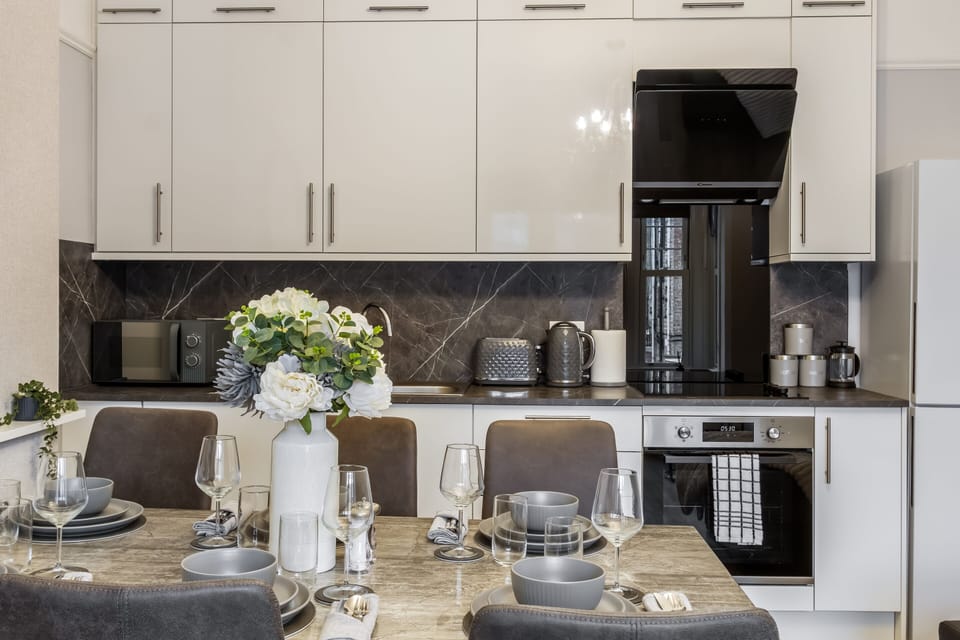Kitchen & Dining Area