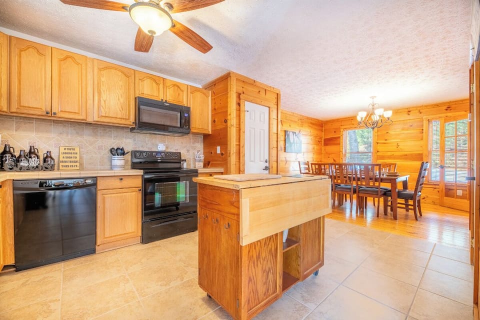 Moonshine Lodge's fully equipped kitchen