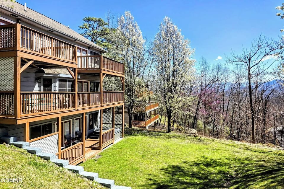 Welcome to Moonshine Lodge