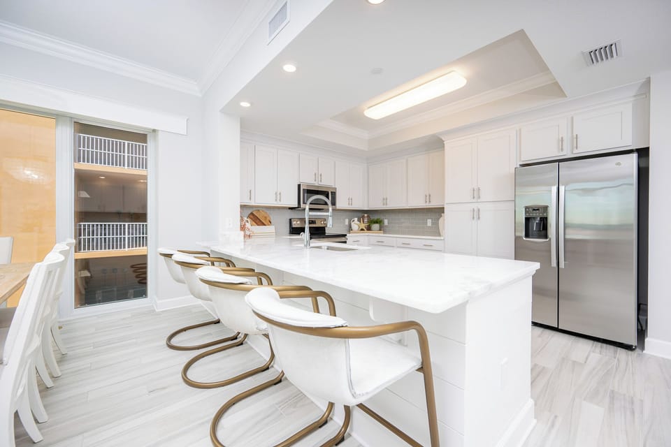 Wake up with morning coffee at the breakfast bar and get ready for a beach day in this stylish space