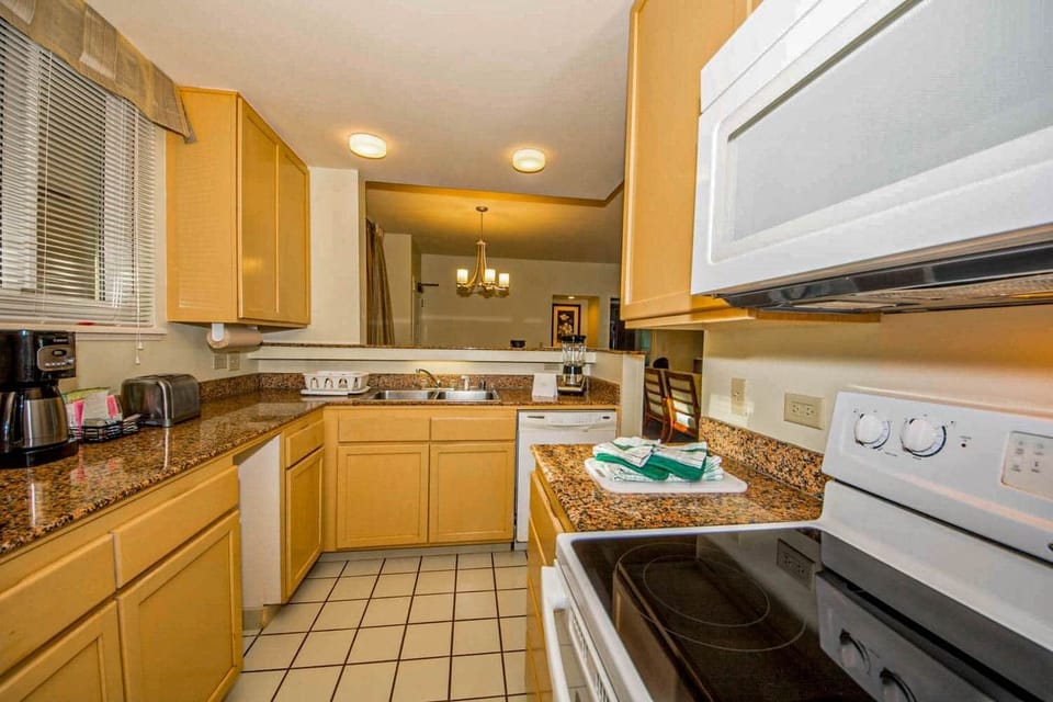 Gorgeous fully equipped kitchen!