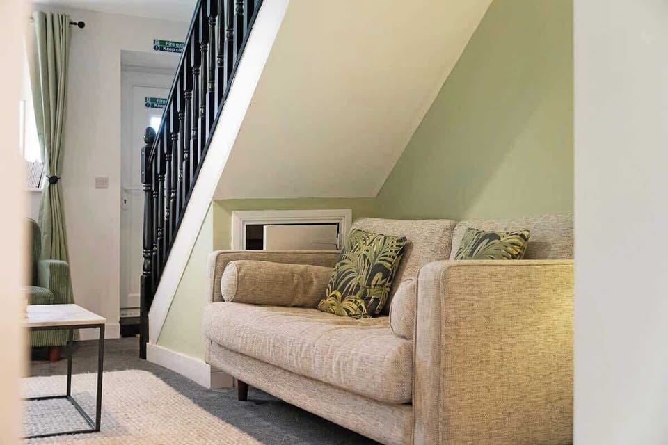 Spacious living room equipped with a SMART TV with Netflix and plenty of space to sit down and relax. 