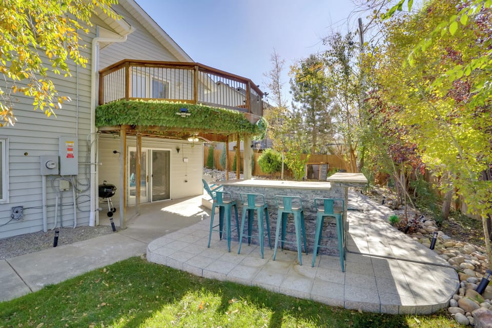Shared Backyard | Dedicated Bar Area | Charcoal Grill