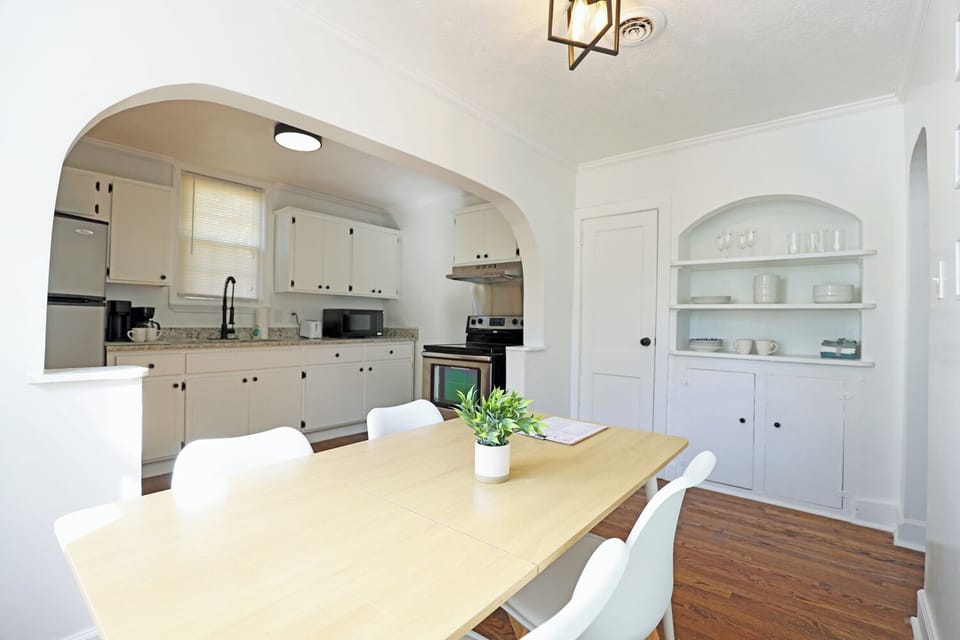 Simple southern charm with  curved archways , open layout and dining space 