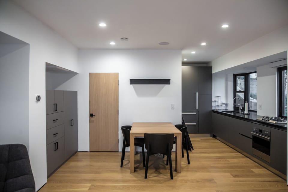 Guest house—full kitchen, bathroom and queen bed