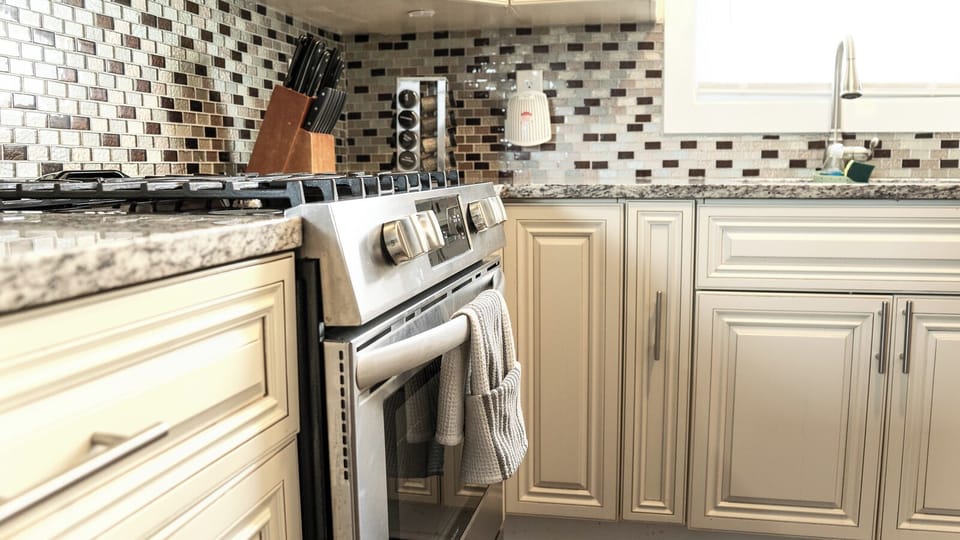 Full kitchen and appliances/oven.