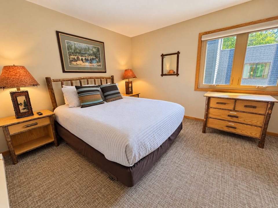 Bedroom w/ Queen Bed