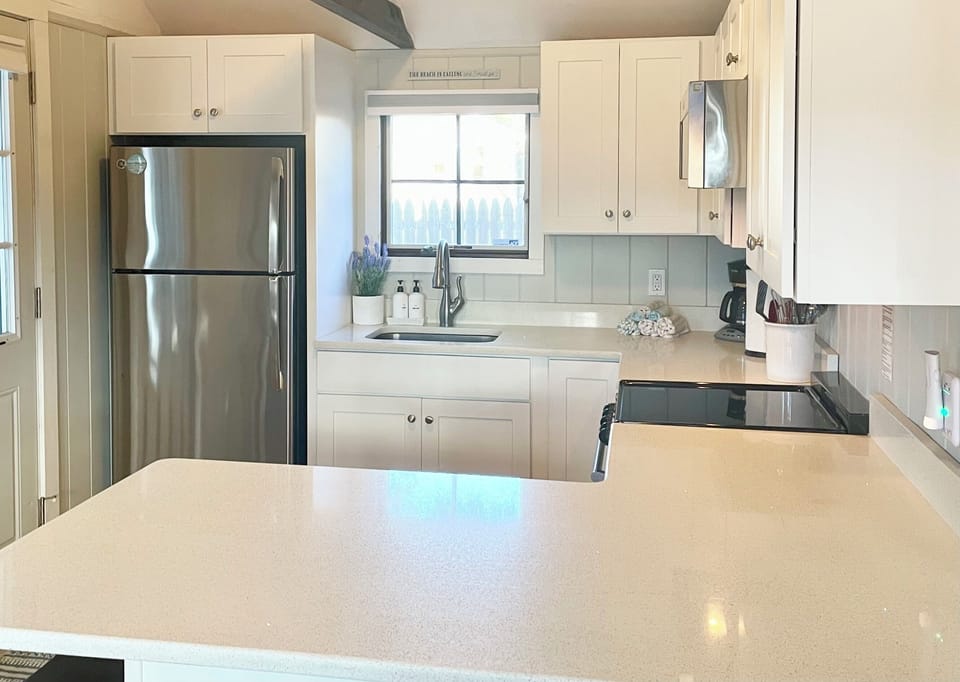 Well equipped kitchen - granite countertop