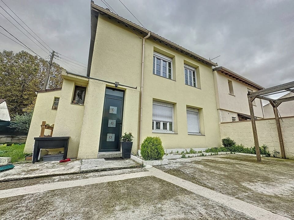 La façade côté cour. L'appartement est au premier étage. Il y a une petite cage d'escalier qui dessert les deux appartements.

La cour n'est pas utilisable pour les voyageurs.