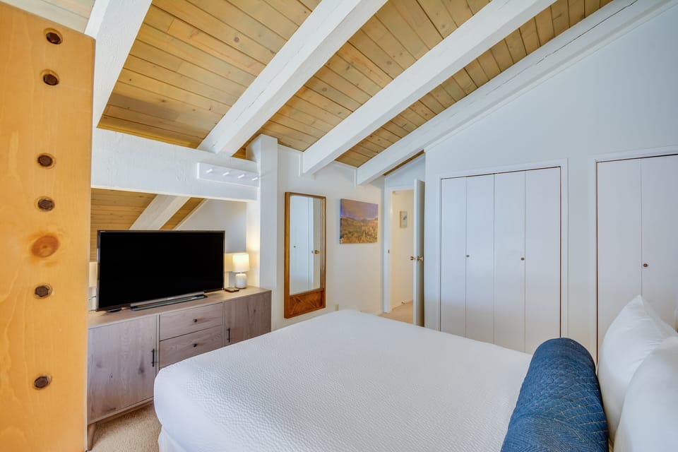 Loft Bedroom - Queen & Full/Full Bunk