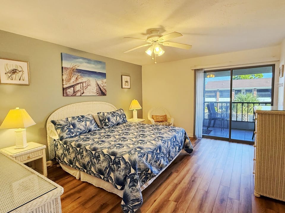 Palm Manor – Coastal Living with Pool & Clubhouse (5820)