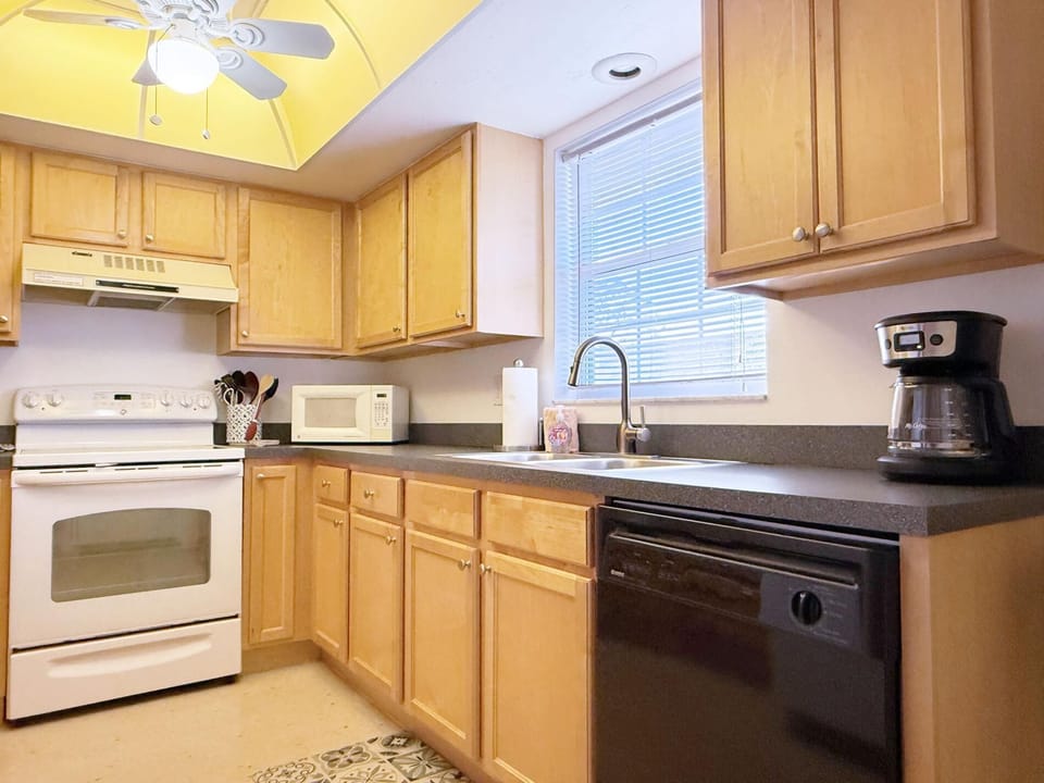 Palm Manor – Coastal Living with Pool & Clubhouse (5816)