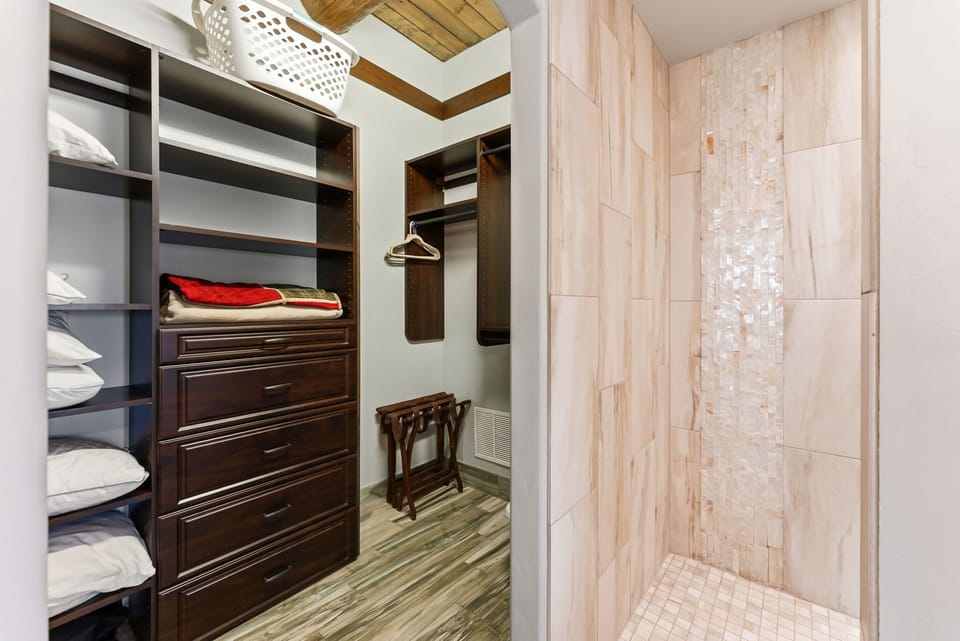 Bathroom 1: Walk-in Closet