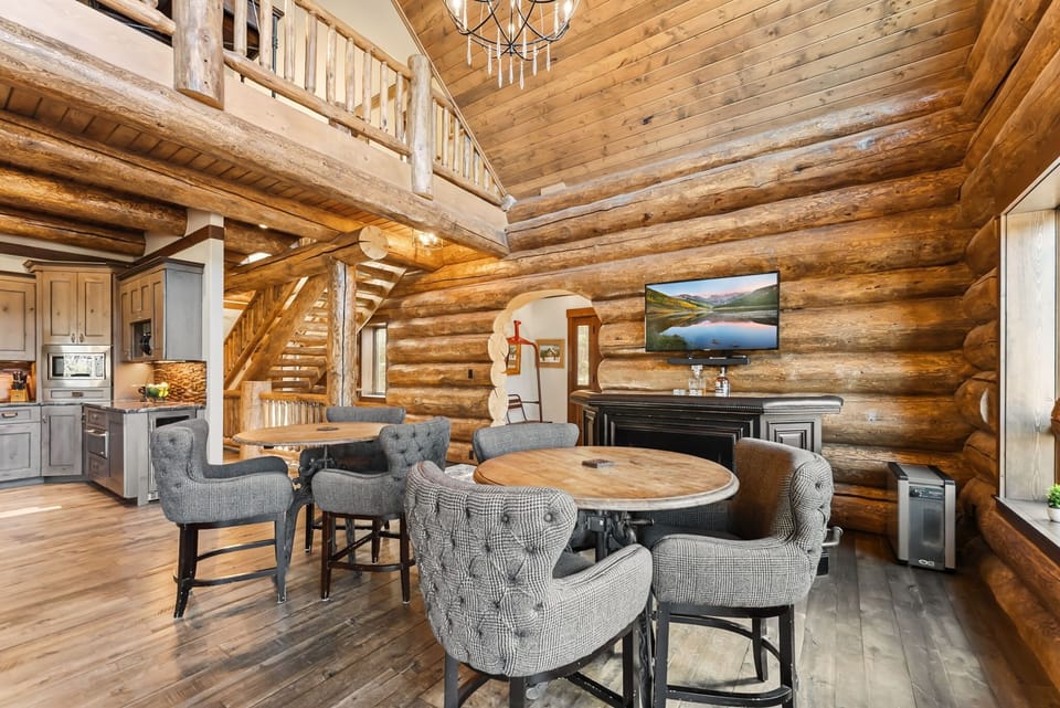 Living room : Smart TV, dining table, log interior