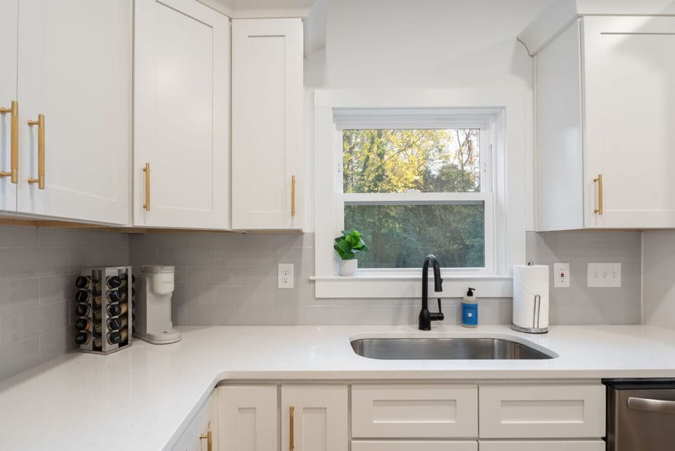 Clean, modern kitchen.