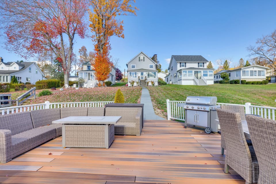 Deck | Dining Area | Gas Grill | Gas Fire Table | Dock