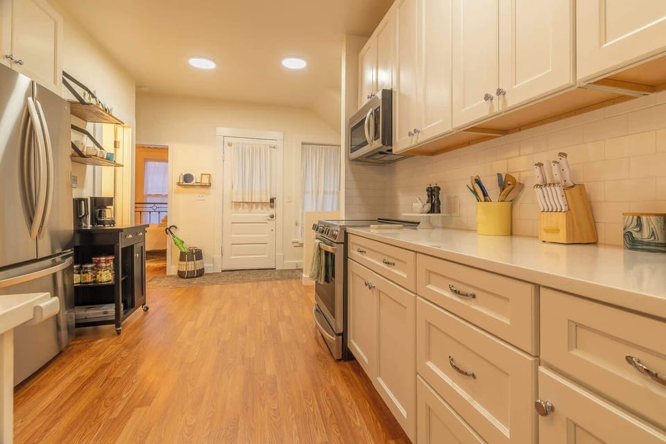 Because even vacations deserve home-cooked comfort. From big family dinners to quick snack runs, this kitchen is the heartbeat of your getaway.