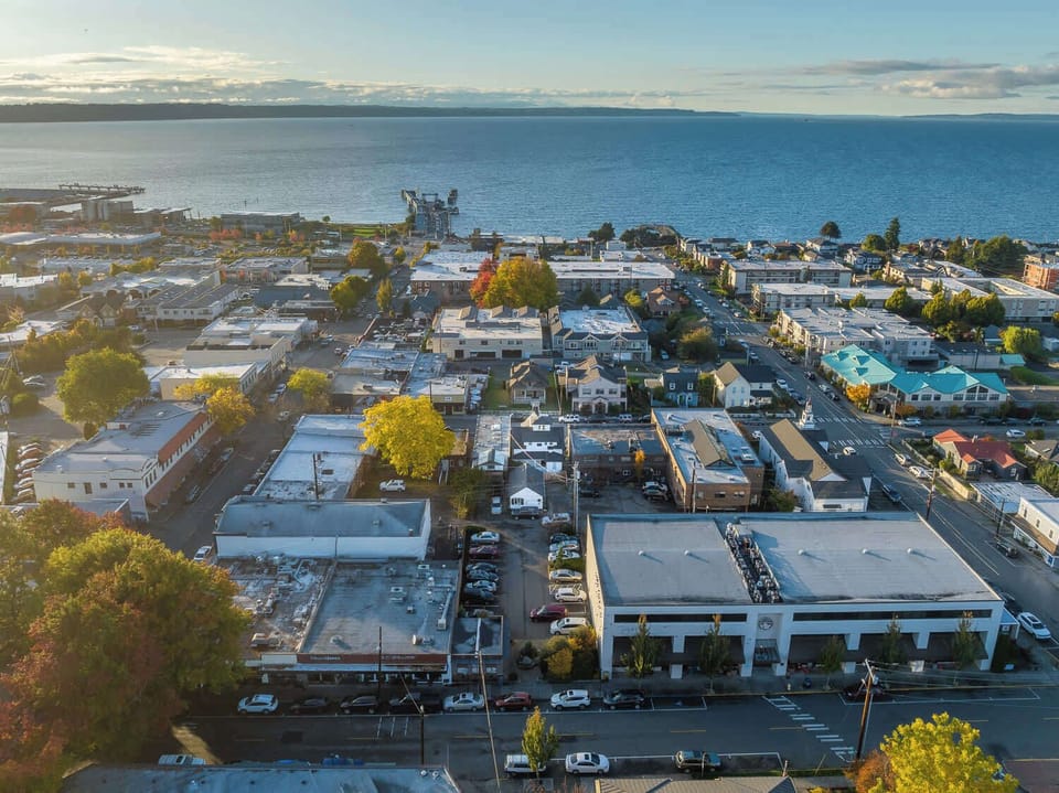 We’re not just offering a house; we’re offering the prime real estate for your downtime. Come be the star of the show, perfectly centered in this scenic panorama!