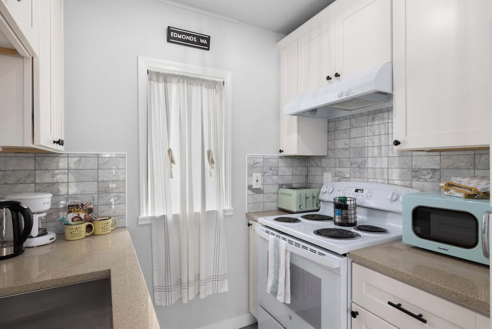 Whether you’re a master chef or a microwave magician, this kitchen has everything you need. Whip up a gourmet feast or rehearse leftover pizza like a pro—either way, culinary adventures await!