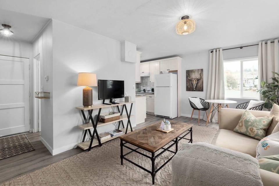 This space was built for living—like really living. Cozy seating, relaxing ambiance, and plenty of room to spread out and vibe. It’s the perfect spot to unwind, recharge, and let vacation mode fully kick in.