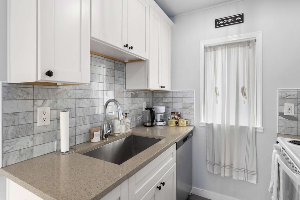 Chop, stir, sizzle, repeat! This kitchen is stocked, spacious, and perfect for creating meals, cocktails, or even just Instagram-worthy snack platters. Warning: You may fall in love with cooking… or at least pretending to.