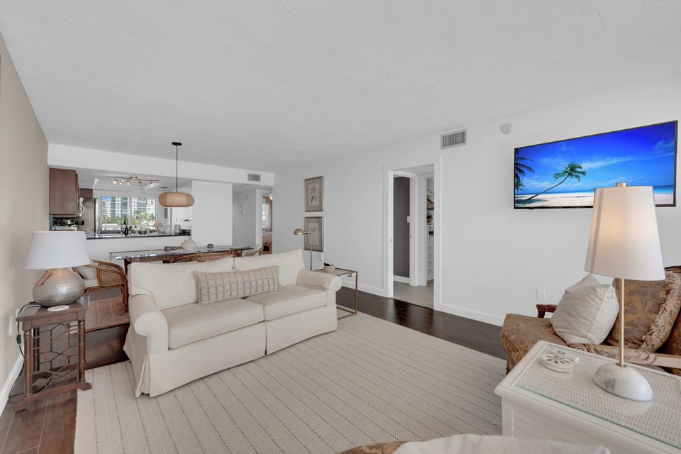 Relax in your Livingroom after a long day at Fort Myers Beach