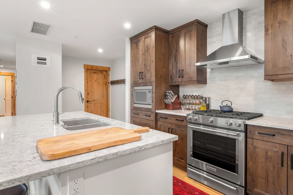 Large spacious island, natural gas stove