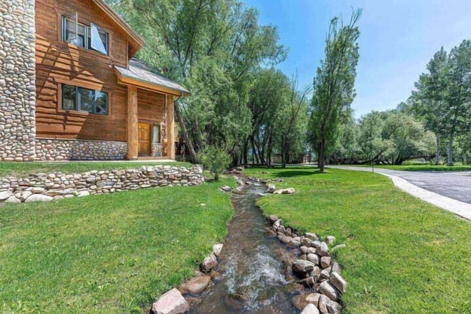 The Timberwolf complex, originally built for the 2002 Olympics, has beautiful mature landscaping and gorgeous rustic cabin charm throughout