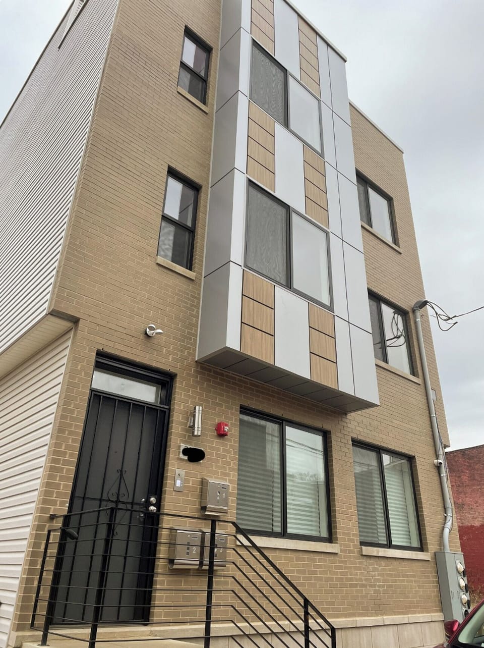 Easy building access to get into apartment