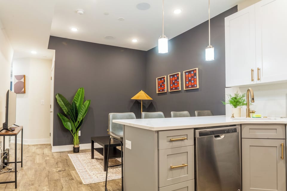 Enjoy a peaceful moment in our well-appointed seating area, thoughtfully designed for your comfort.
#QuietSpace #ComfortFirst #AirbnbReady