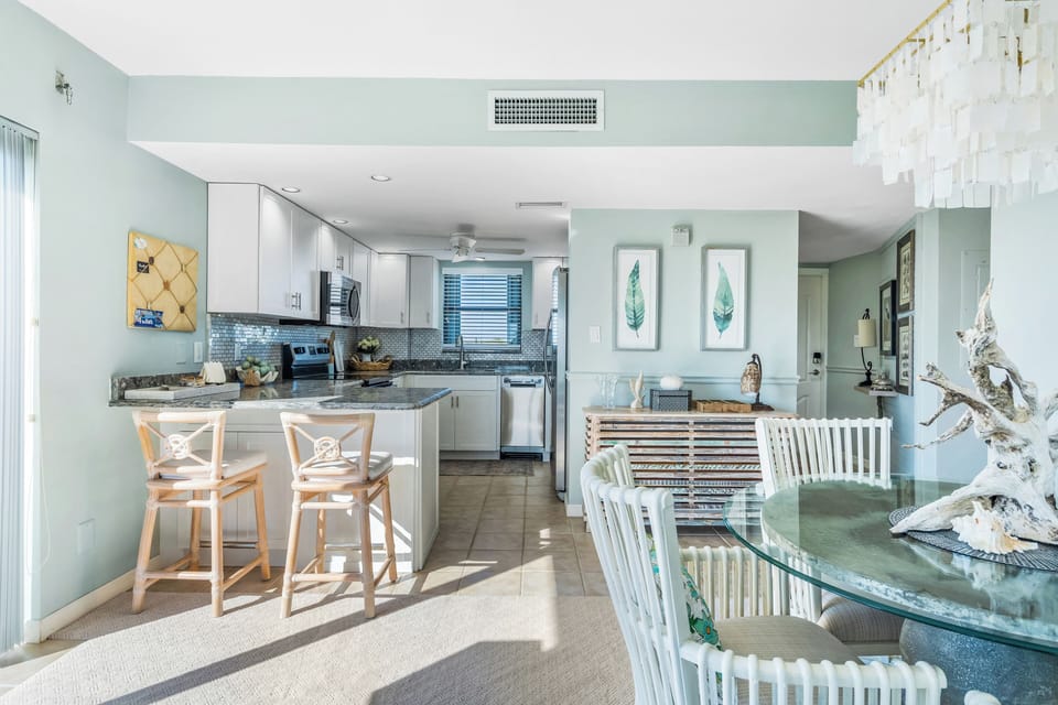 Dining, bar, and kitchen