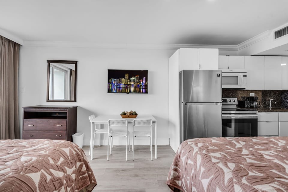 Your all-in-one beach retreat! This studio rental features twin beds, a full kitchen, and a cozy dining area—perfect for couples, friends, or solo travelers.