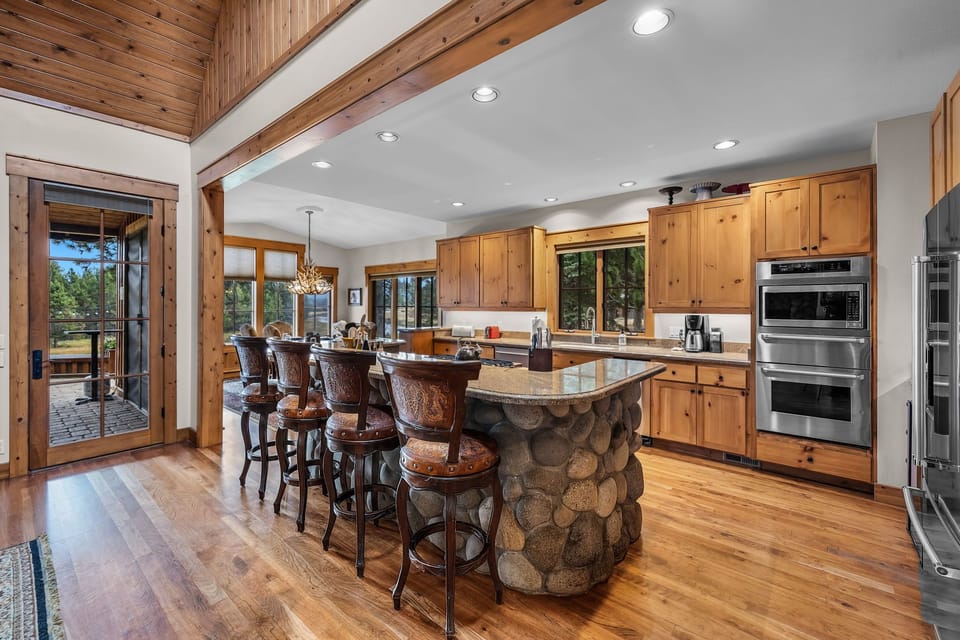 Deschutes Dream Lodge- Bar/ Island