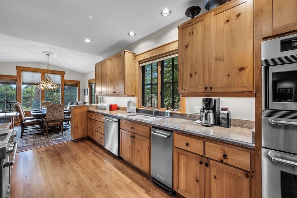 Deschutes Dream Lodge- Kitchen