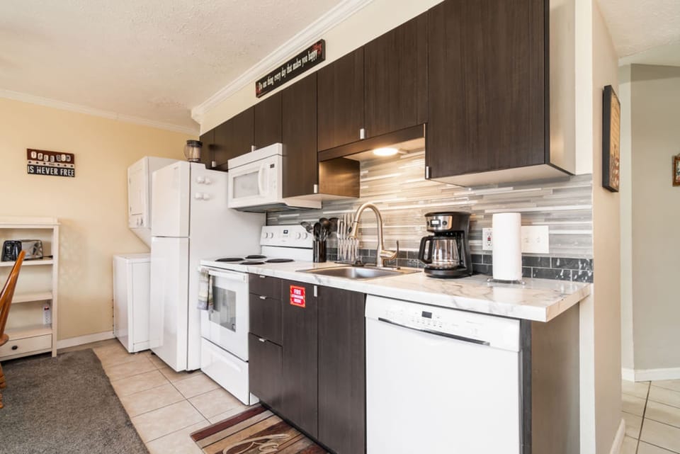 The open kitchen is well equipped for an unforgettable getaway​