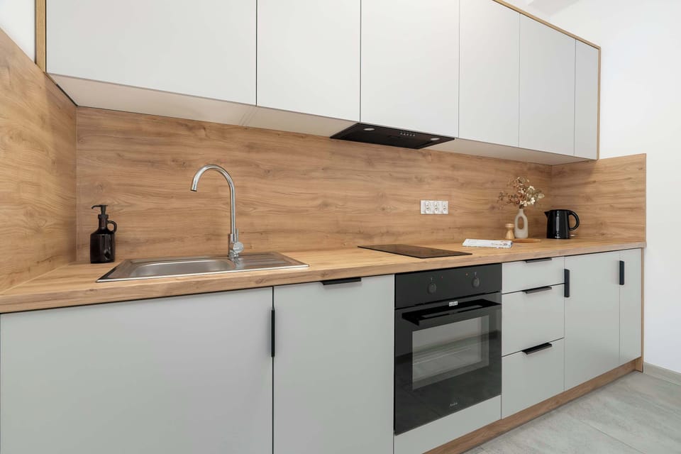 A modern kitchen with wooden finishes and full equipment allows you to easily prepare your favorite meals.