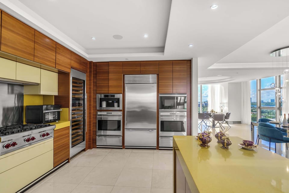 The sophisticated kitchen is well-equipped for an unforgettable stay​