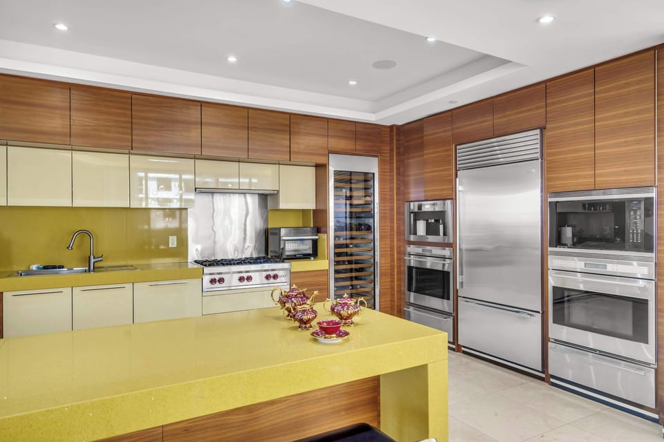 The sophisticated kitchen is well-equipped for an unforgettable stay​