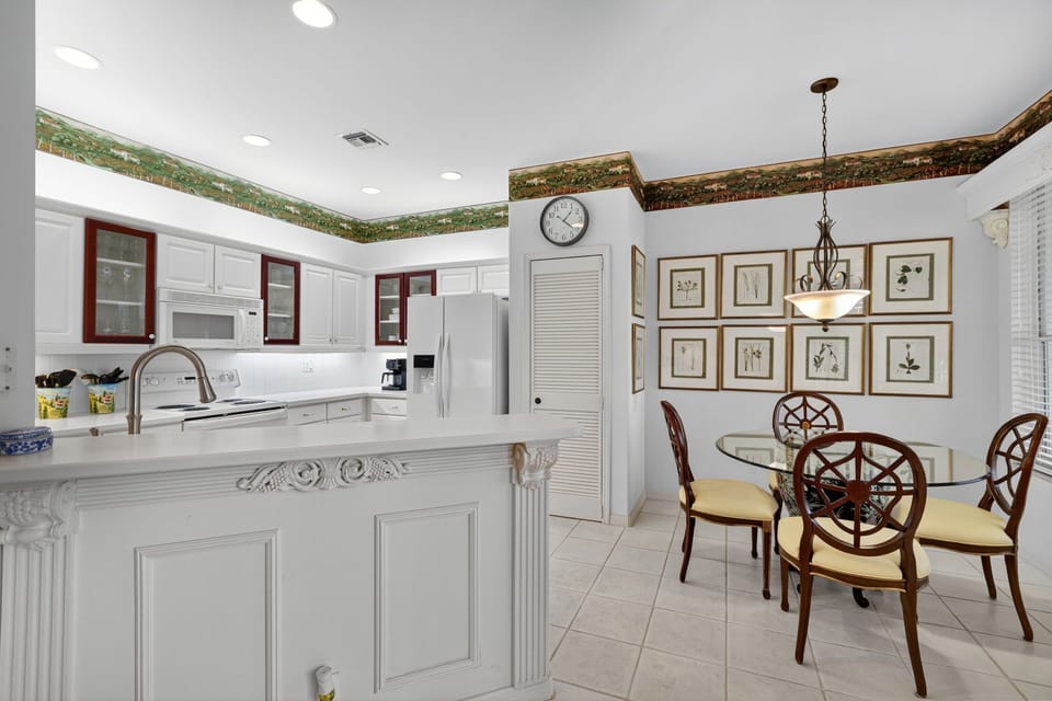 Kitchen & Breakfast Nook