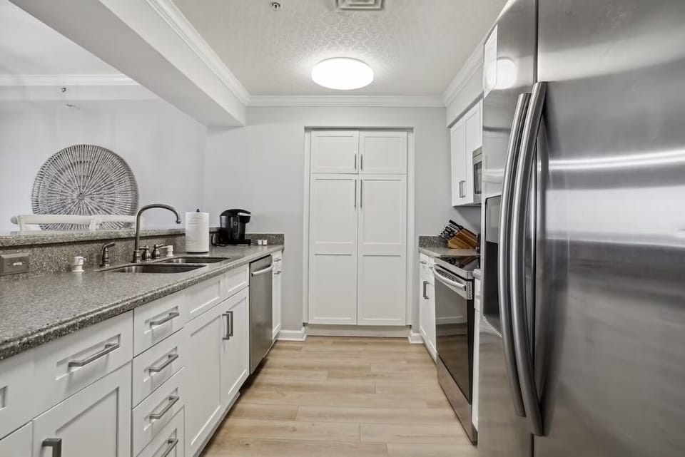 Modern Fully Equipped Kitchen with Pantry & Stainless Steel Appliances