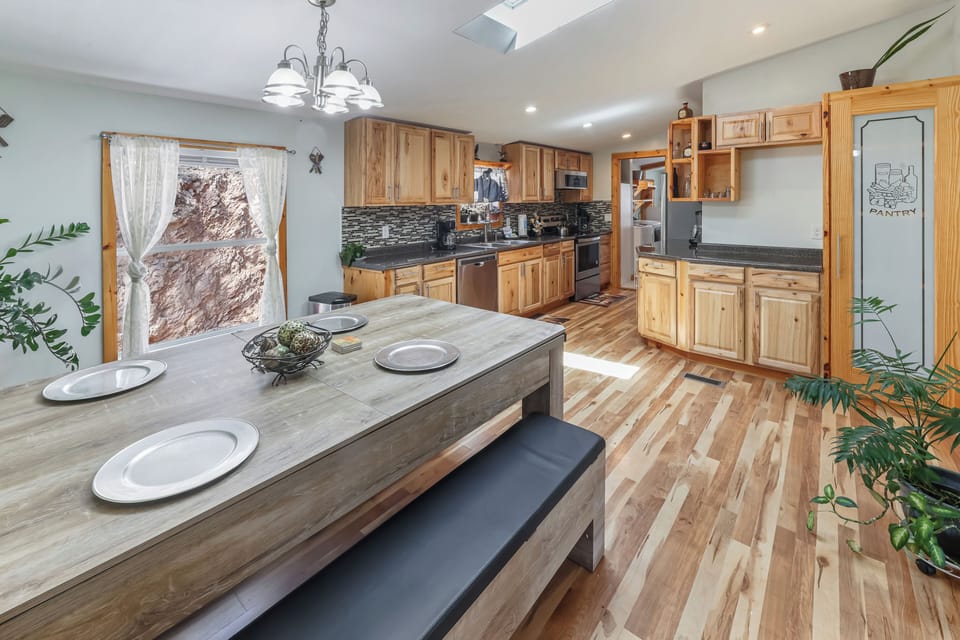 kitchen & dining table 