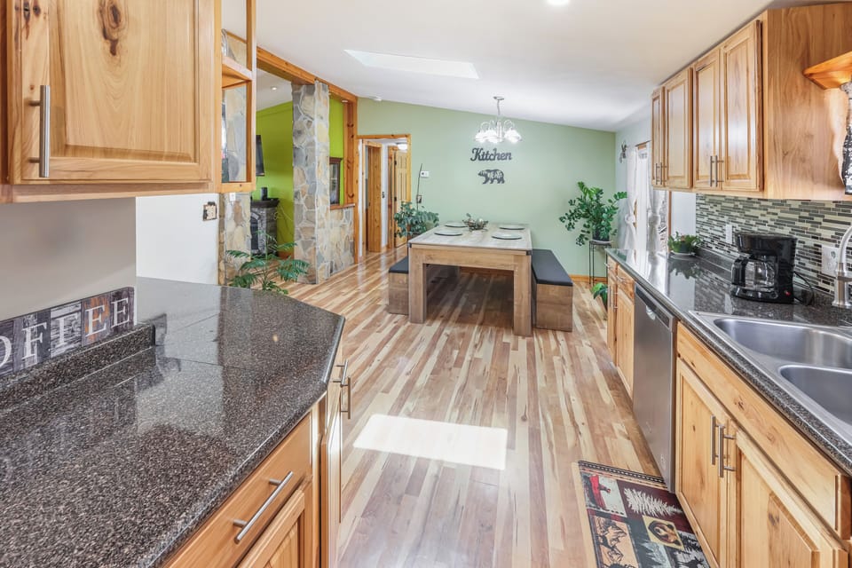 kitchen & dining table 