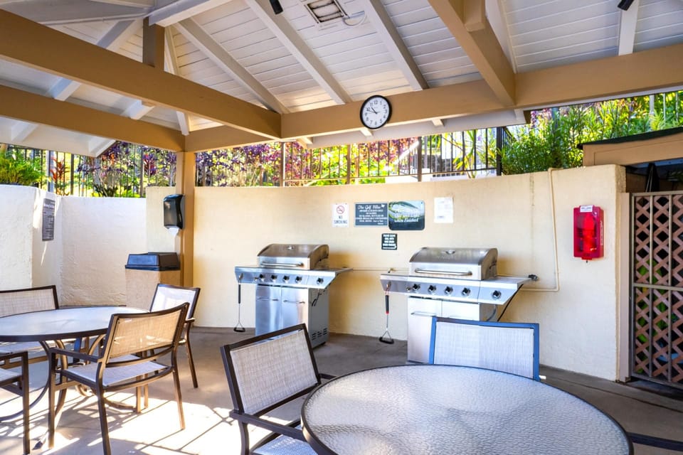 This chic dining nook is ready for pancakes, poker nights, and everything in between! KGV-19T1