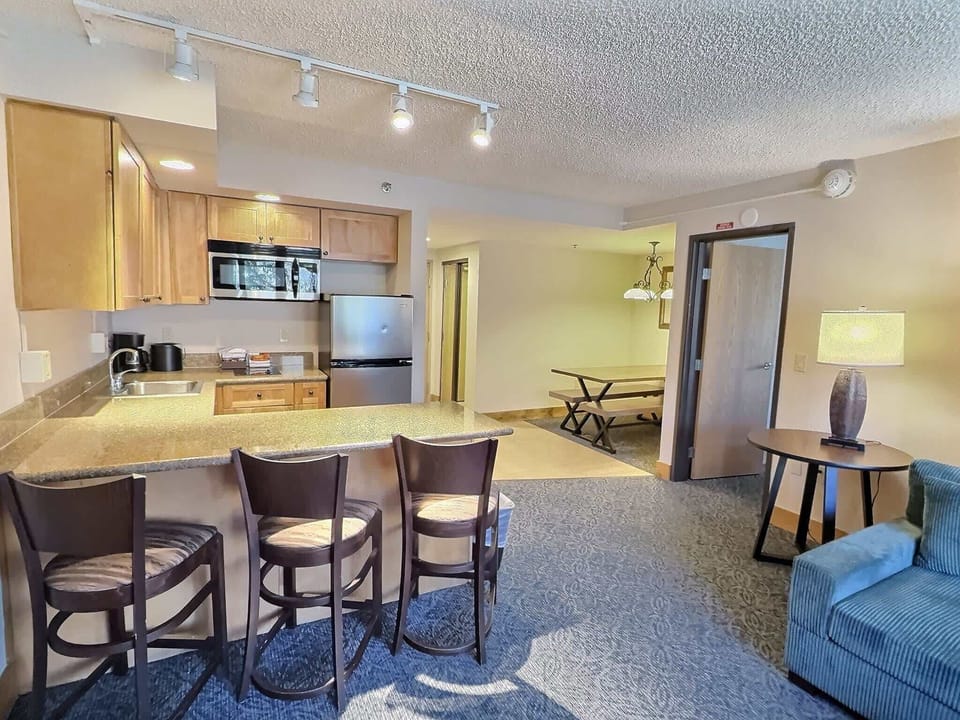【Kitchen & Dining】Bar stools plus a full dining table — room to spread out the après-ski spread