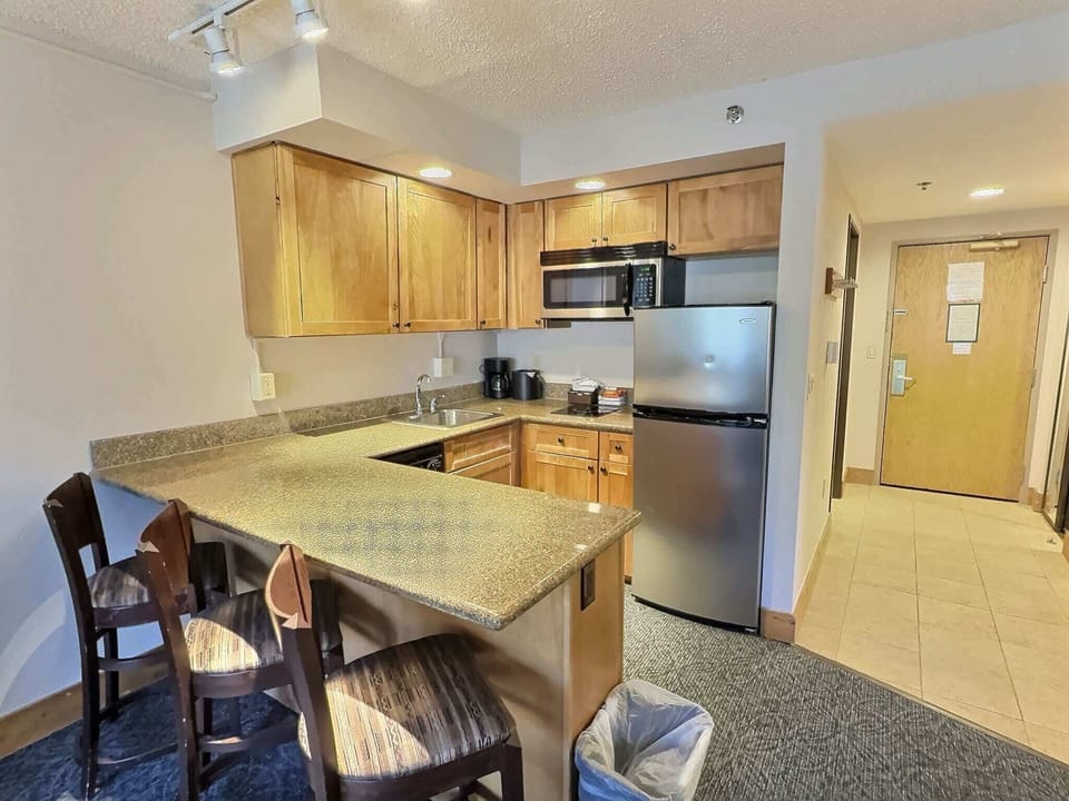 【Kitchenette】Full fridge, cooktop, microwave and dishwasher — no oven, so bring the crock pot