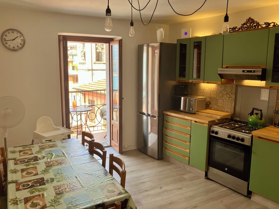 The family kitchen is well-equipped and has plenty of space for 6 people.