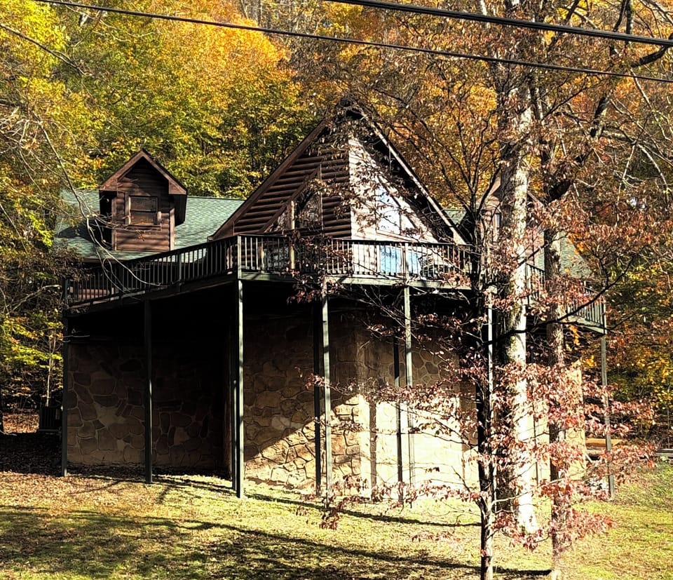 Front view of the cabin.