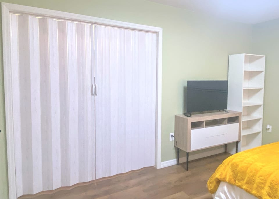 Queen-size bed room（1）